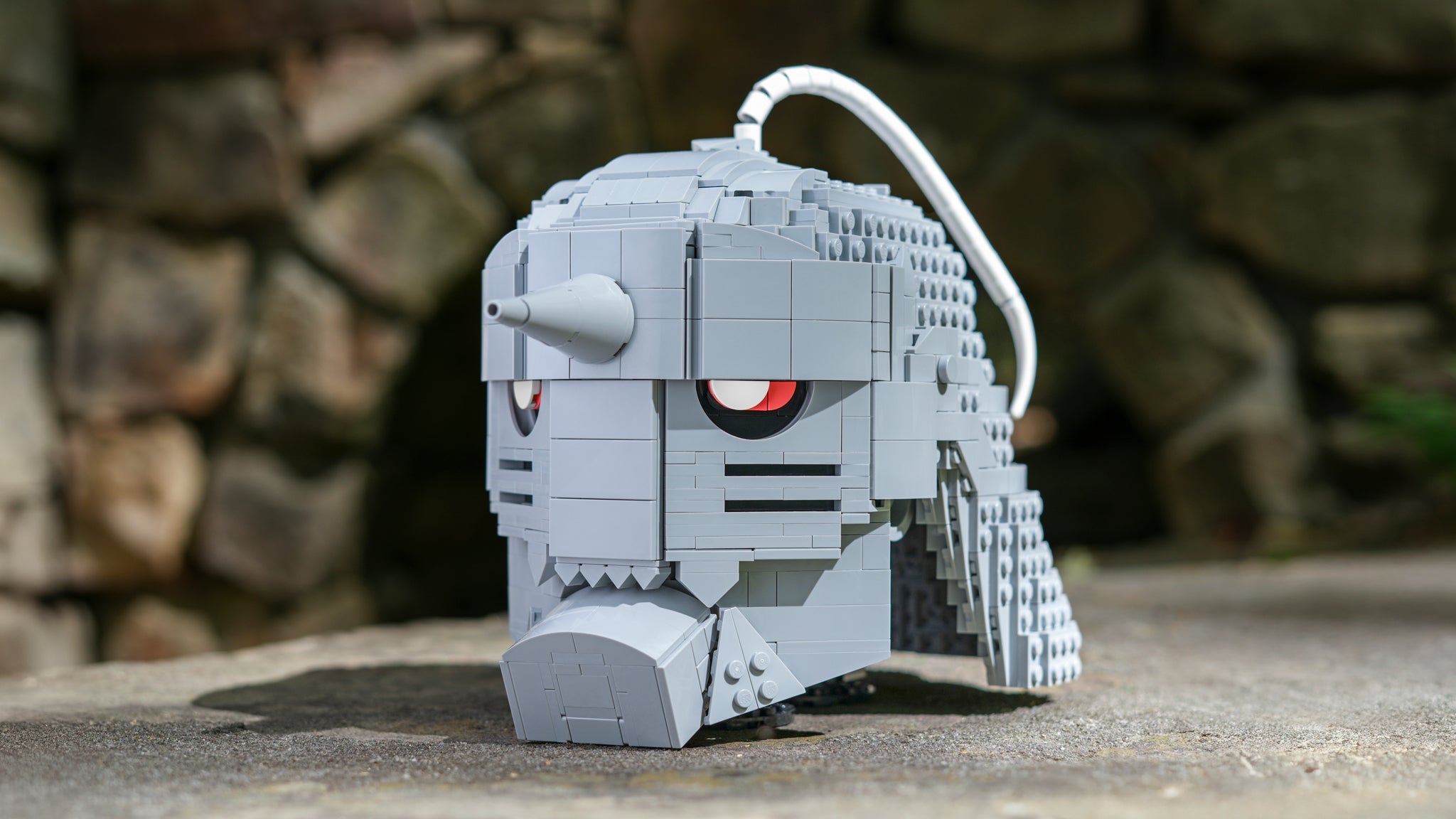 txt
Réplica a media escala de casco de alquimia construido con piezas de LEGO, diseñada por Lawrence So para Bricker Builds
