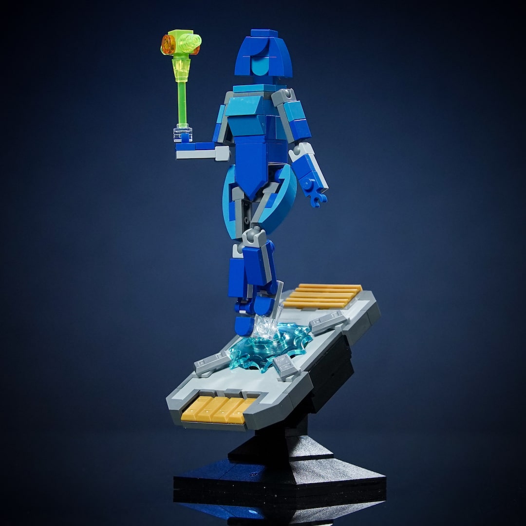 Spartan 117 Companion on Data Crystal Chip built with LEGO® bricks - by Bricker Builds