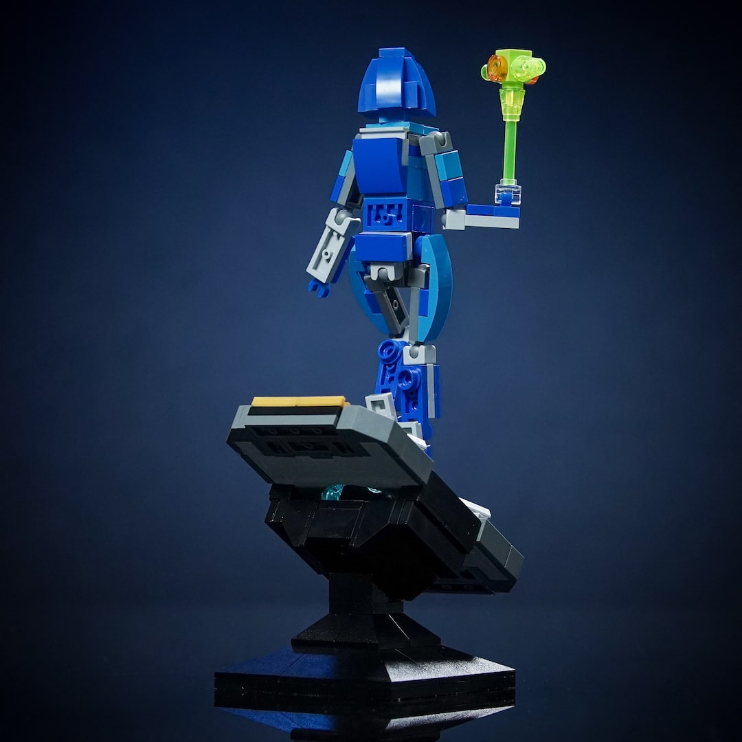 Spartan 117 Companion on Data Crystal Chip built with LEGO® bricks - by Bricker Builds