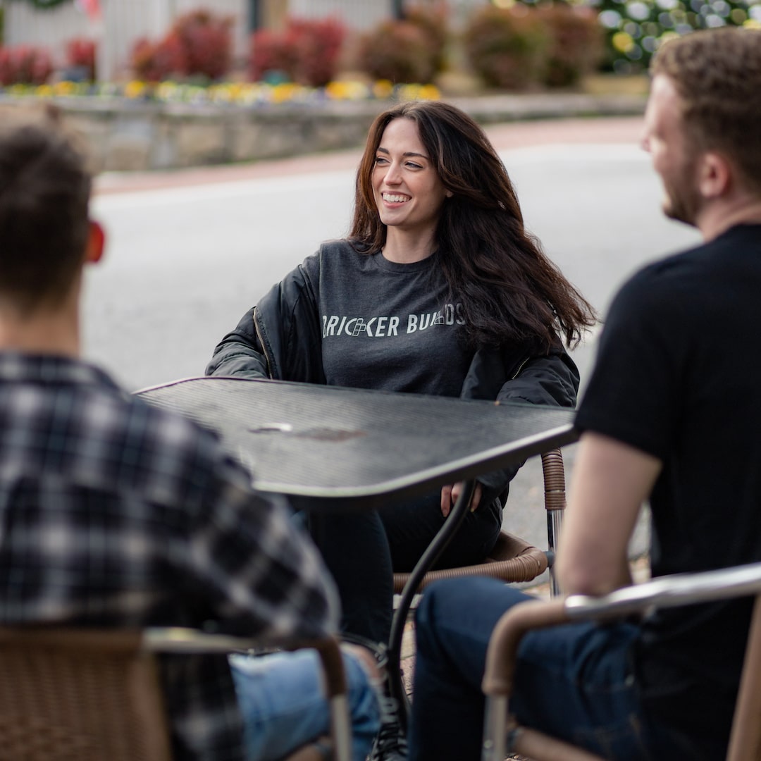 Camiseta con logo de Bricker Builds, image size:1080x1080