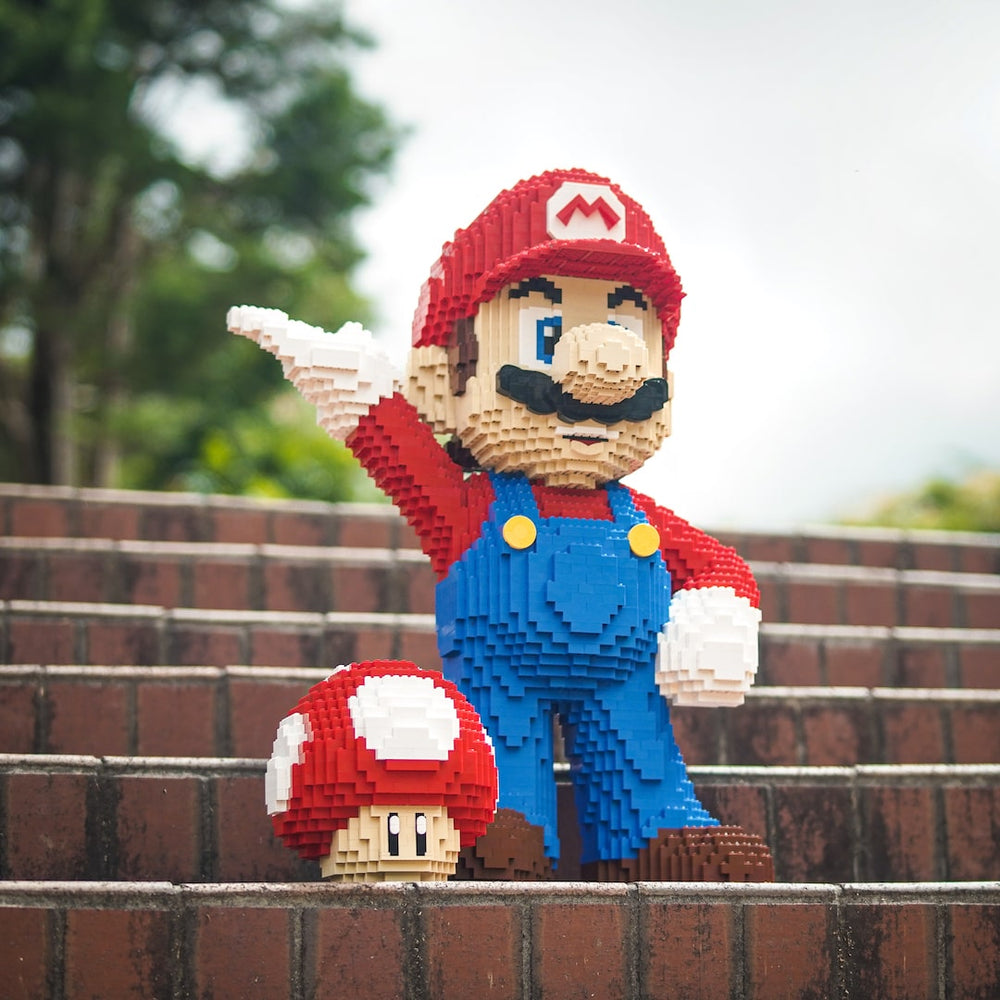 Scultura a grandezza naturale di un idraulico italiano realizzata con mattoncini LEGO® - di Bricker Builds